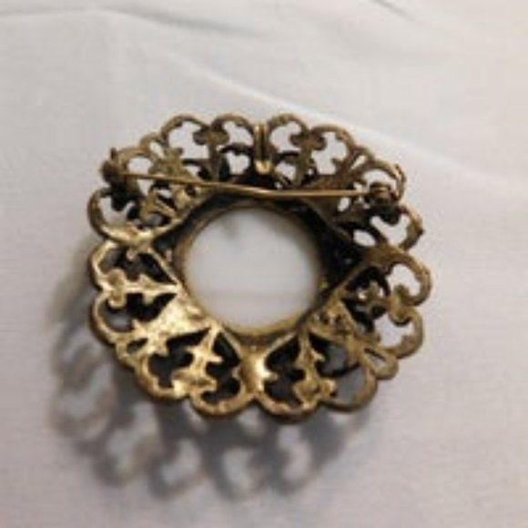Vintage Victorian Style Ornate Brooch Pin - Picture 3 of 9